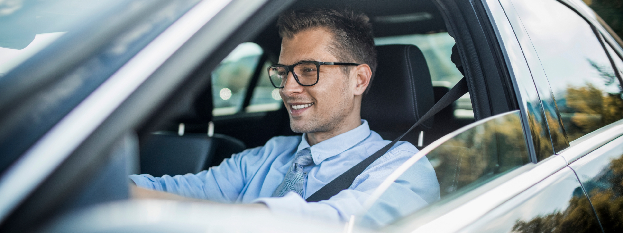 Mann mit Brille im Auto.
